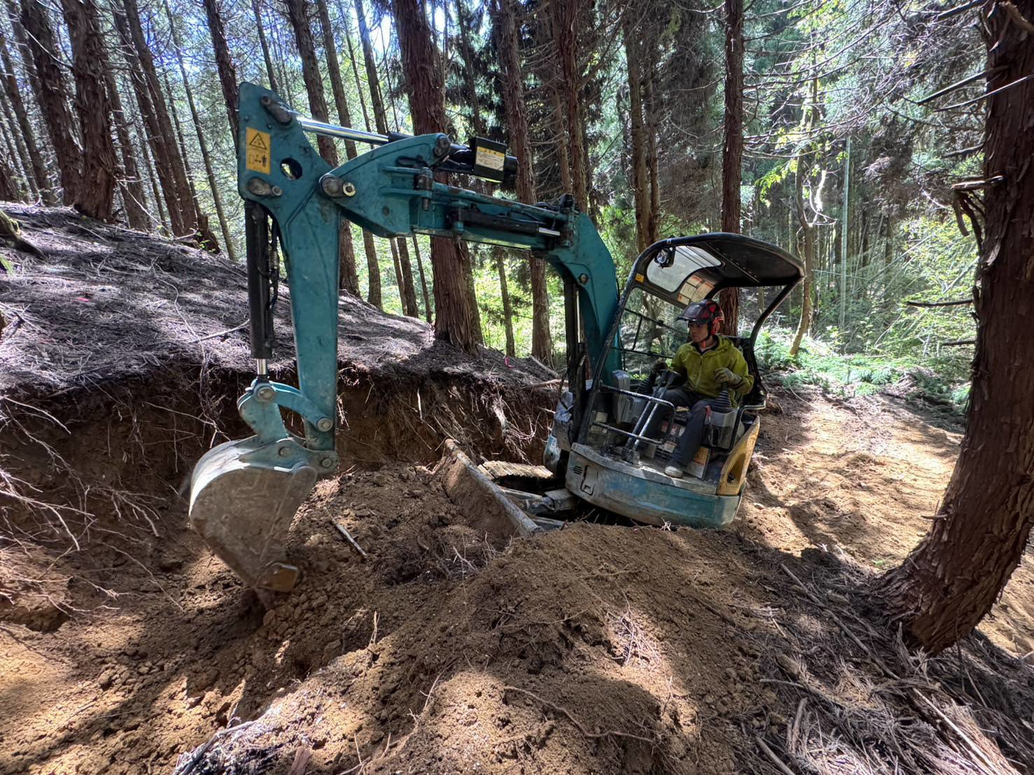 バックホウによる森林作業道開設作業（ヘアピン）